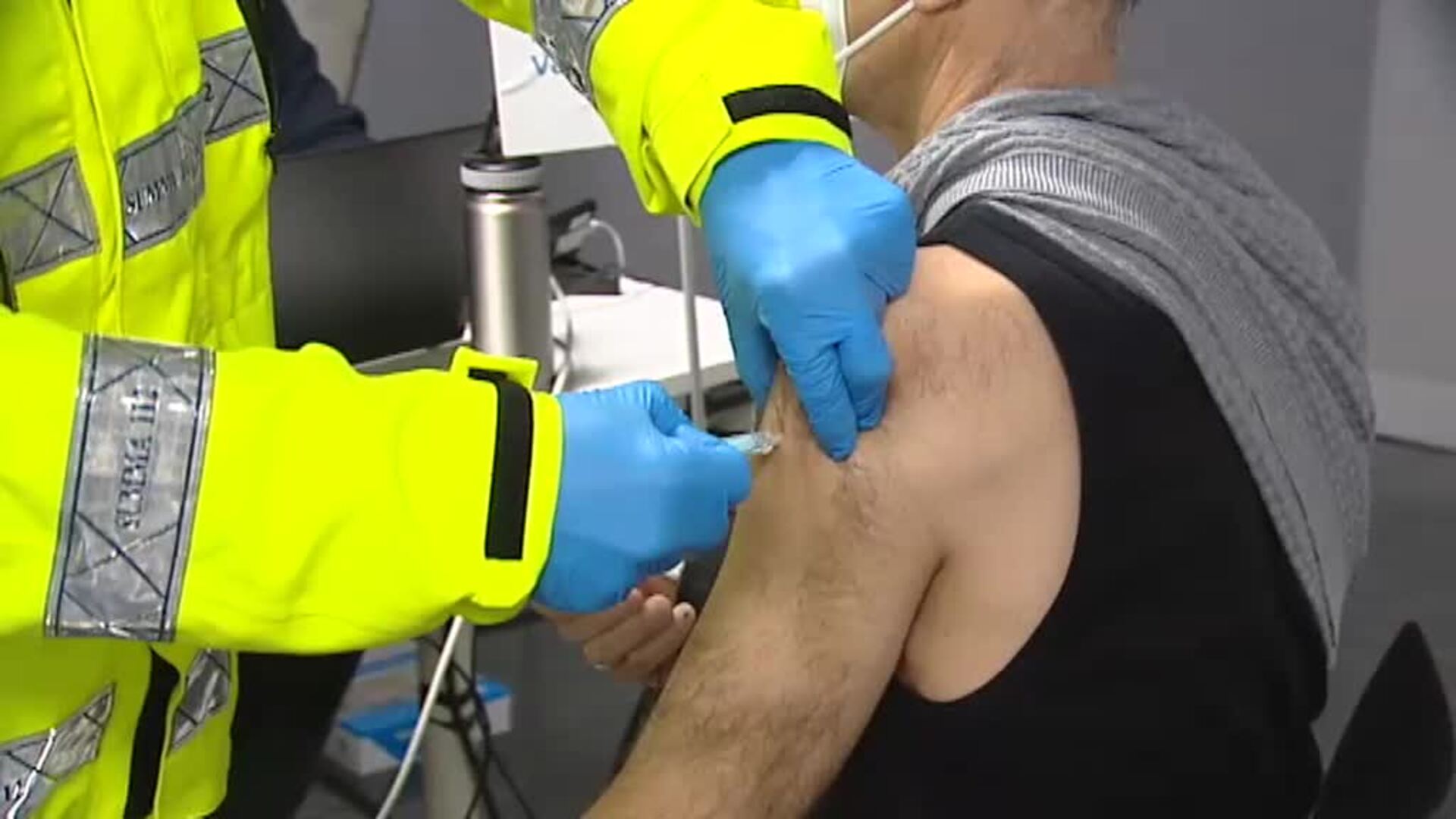 Comienzan a administrarse las segundas dosis a los esenciales menores de 60