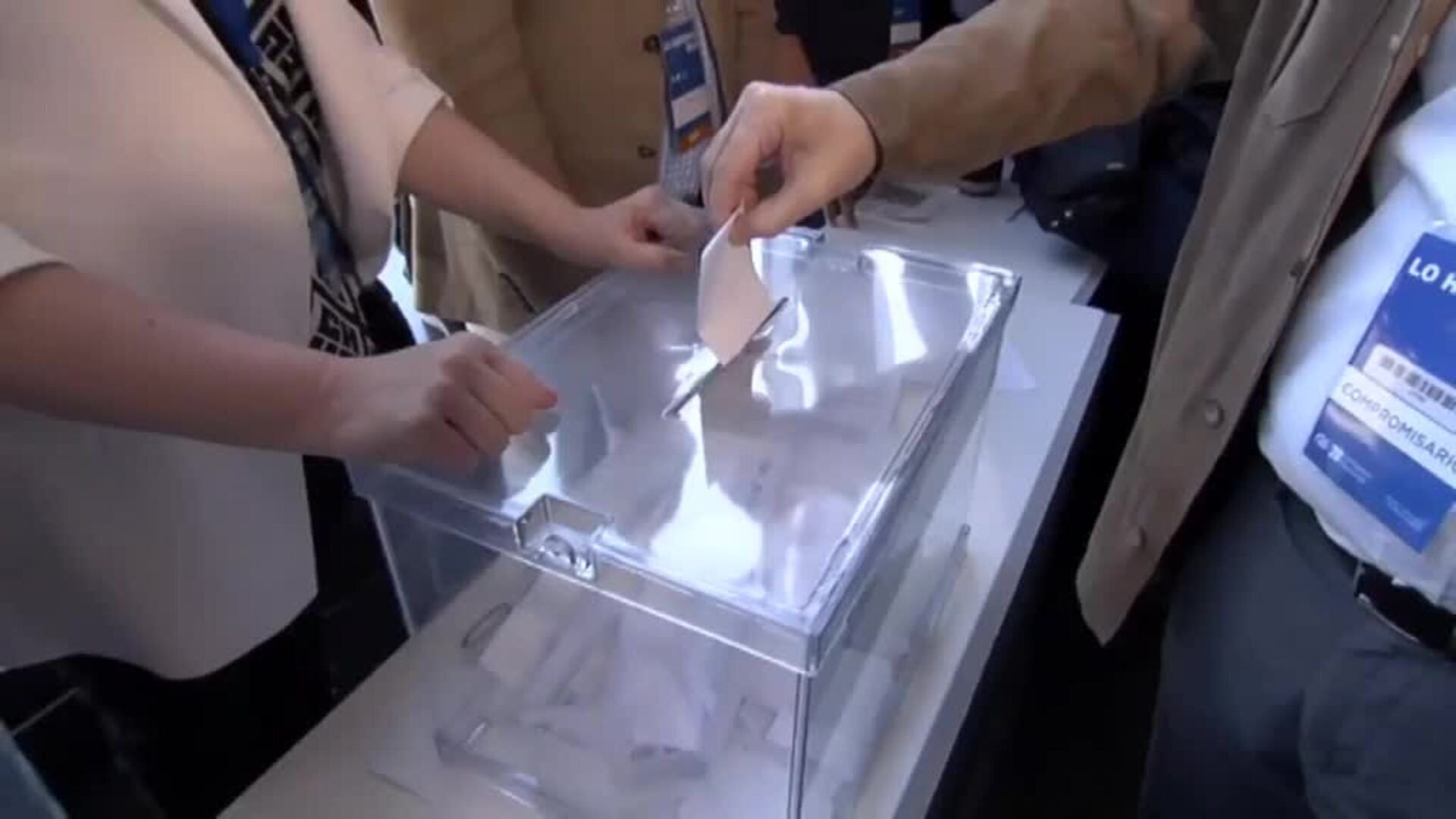 Feijóo vota en el Congreso de Sevilla que ratificará su liderazgo en el partido