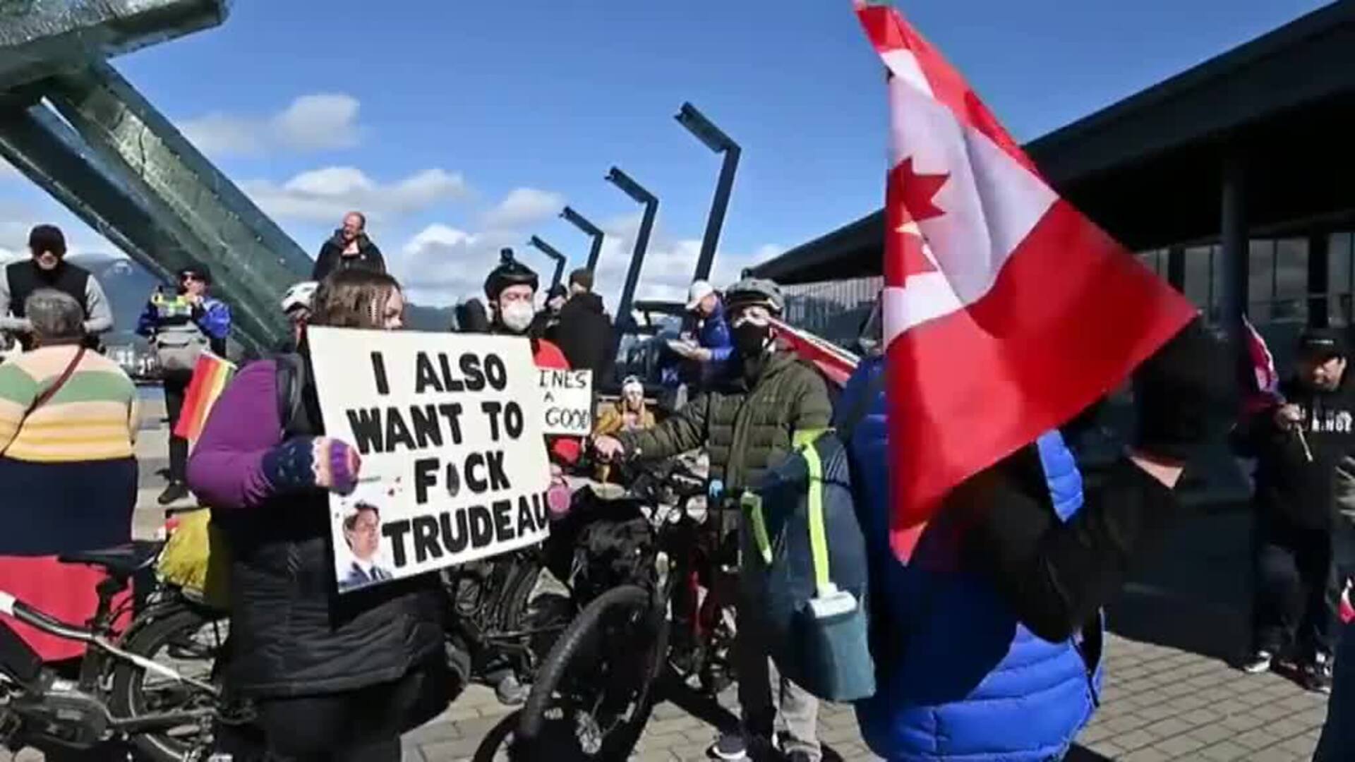 Enfrentamientos en Vancouver entre antivacunas y partidarios de las restricciones contra el covid