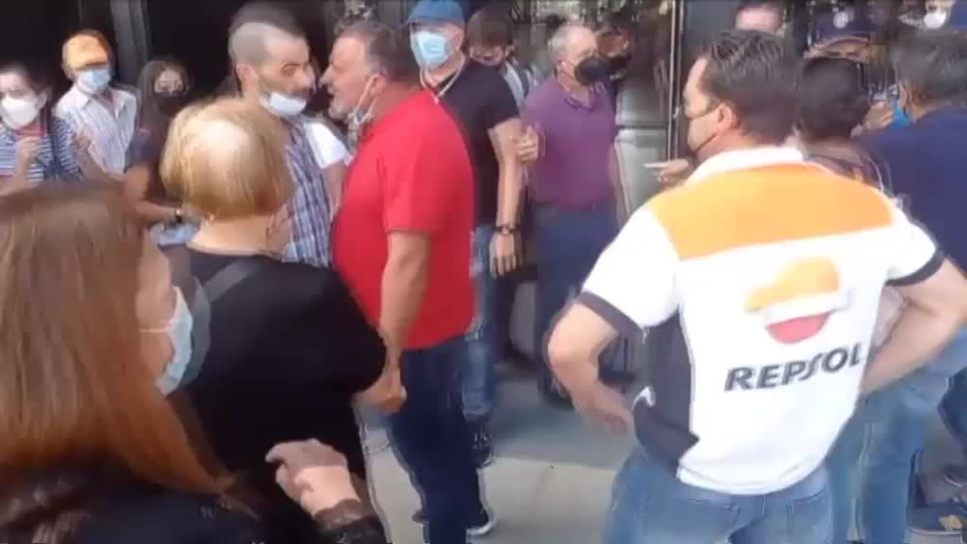 Enfrentamientos por recibir la segunda dosis de la vacuna en un centro de León