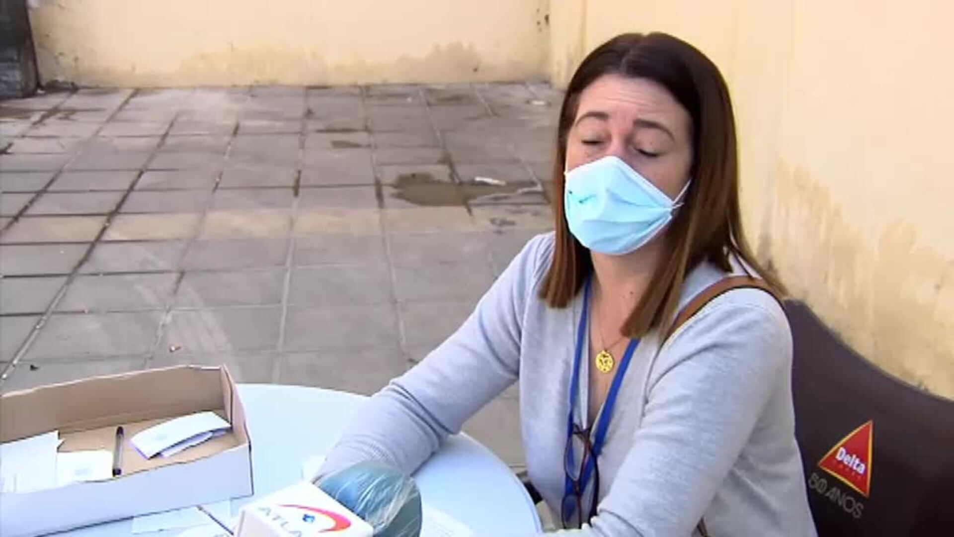 Voluntarios que ayudan a los más necesitados