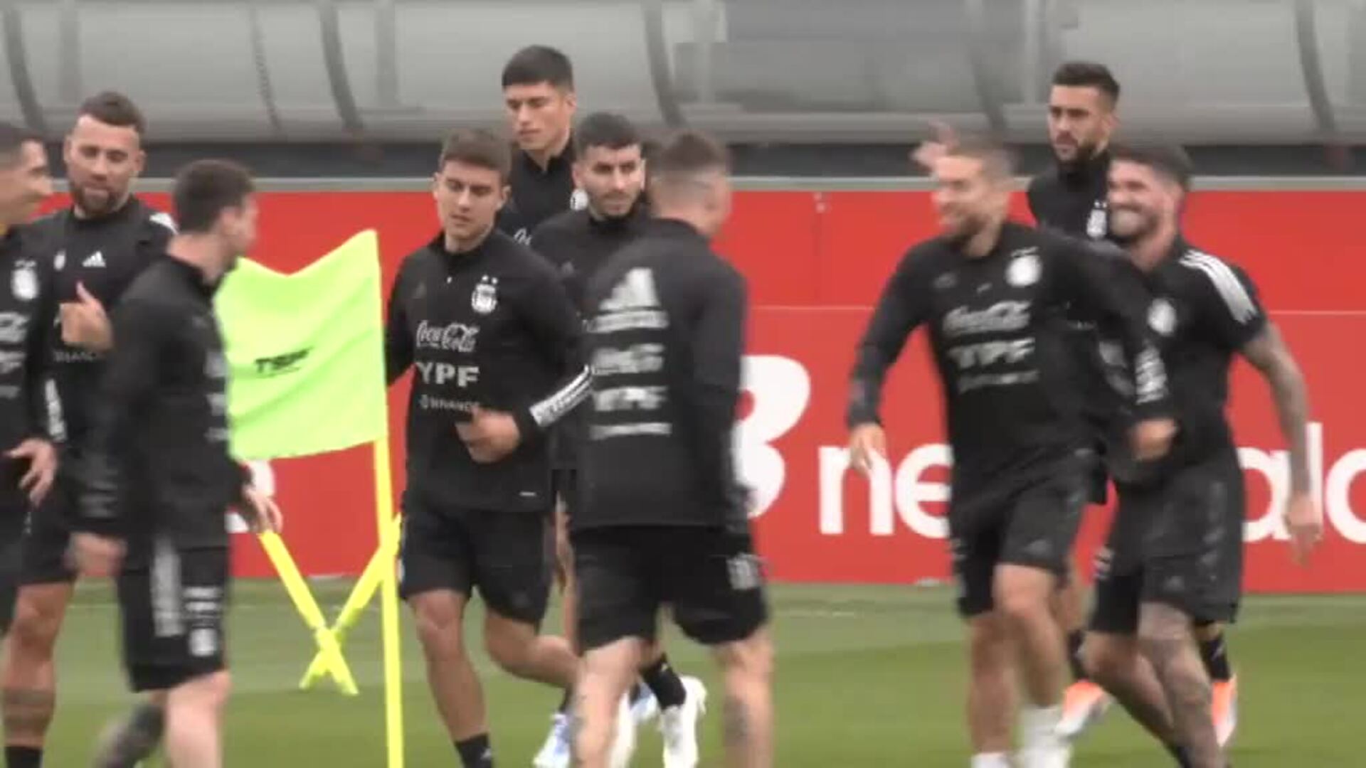 La selección argentina ya se entrena sobre el césped de Lezama