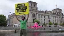 Un pulpo gigante frente al Parlamento alemán en defensa de las profundidades marinas