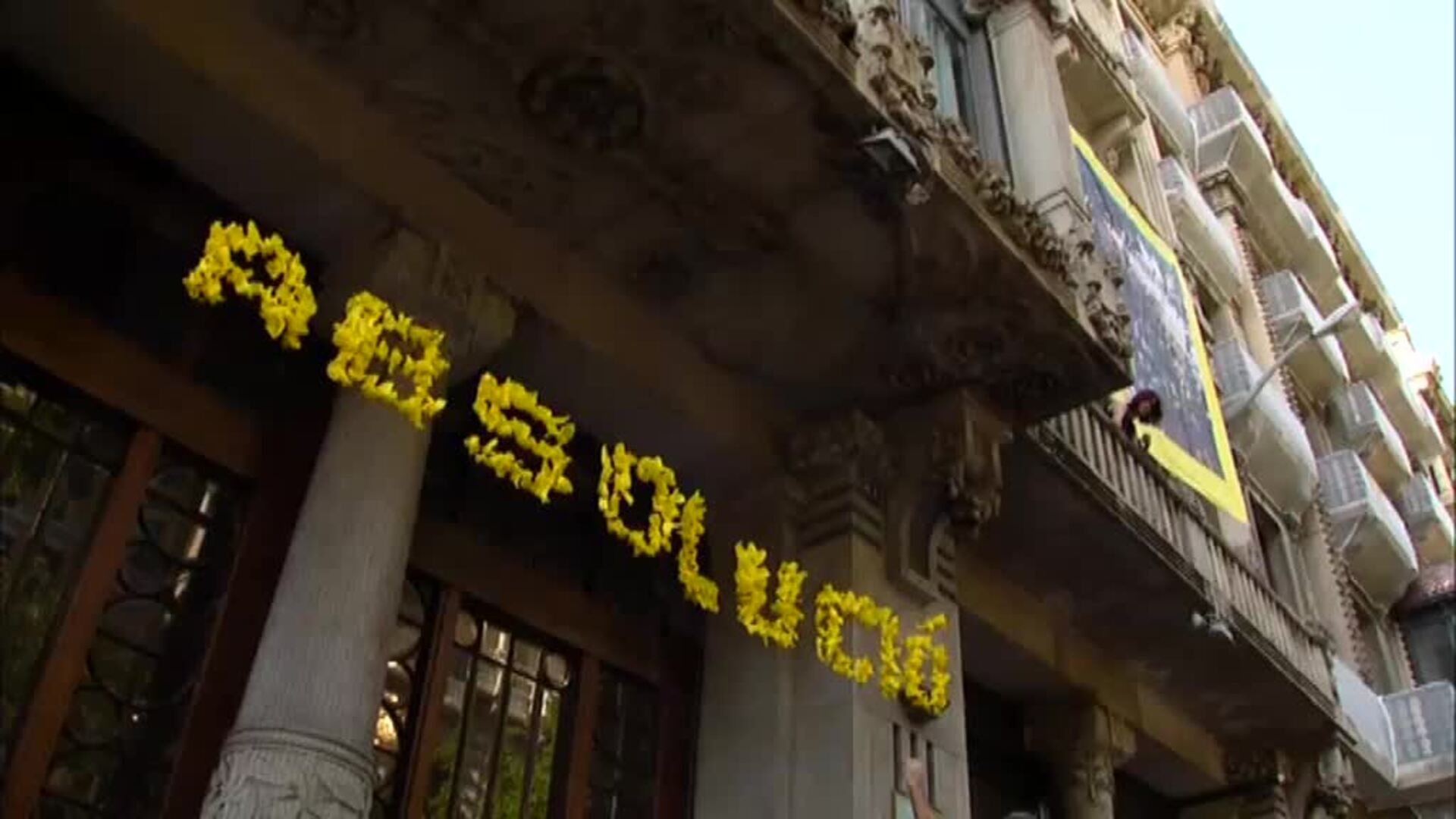 Los trabajadores de la Generalitat de Cataluña crean un mural de lazos amarillos