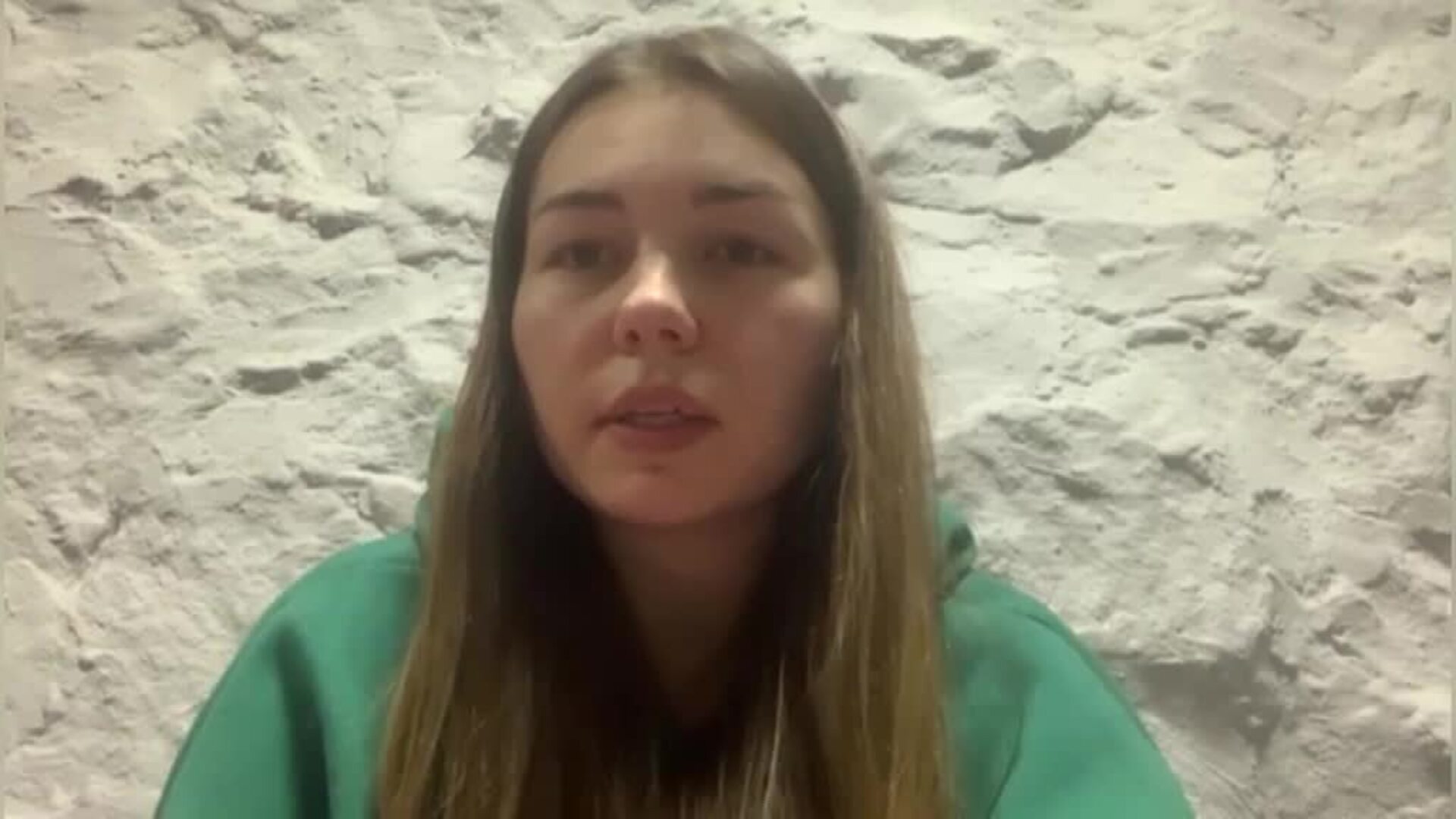 Una ucraniana escondida graba el sonido de los disparos golpeando el techo de su búnker