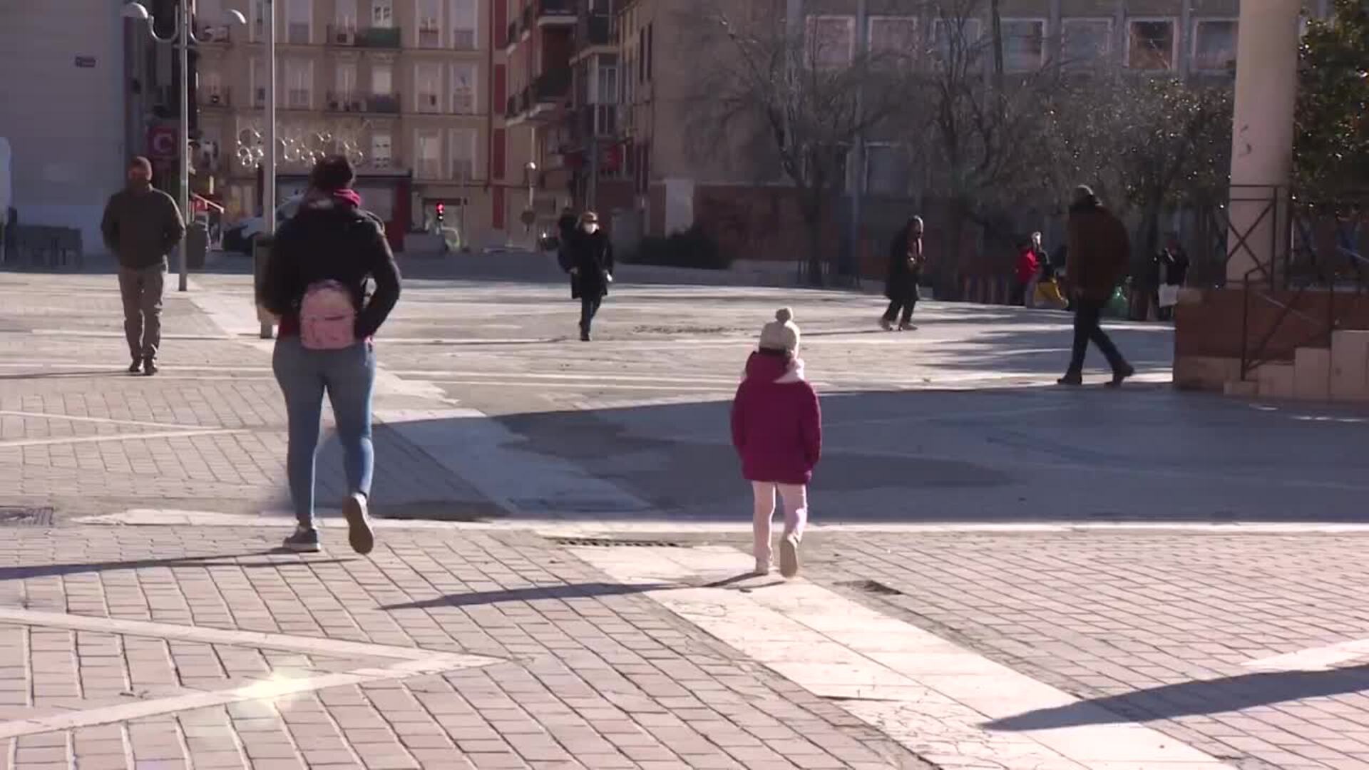 Los niños juegan en la calle con los regalos de los Reyes Magos pese al frío