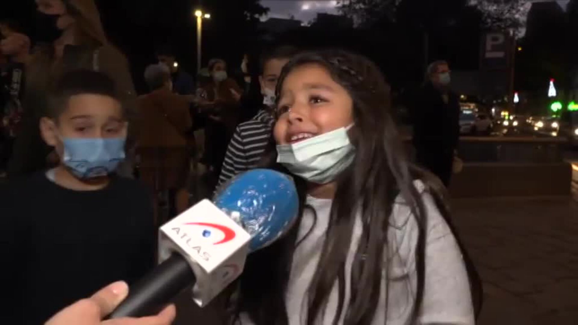 Los Reyes Magos reparten ilusión pese al mal tiempo y las restricciones