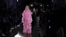 Juana Martín presenta su colección de Alta Costura en un desfile en París