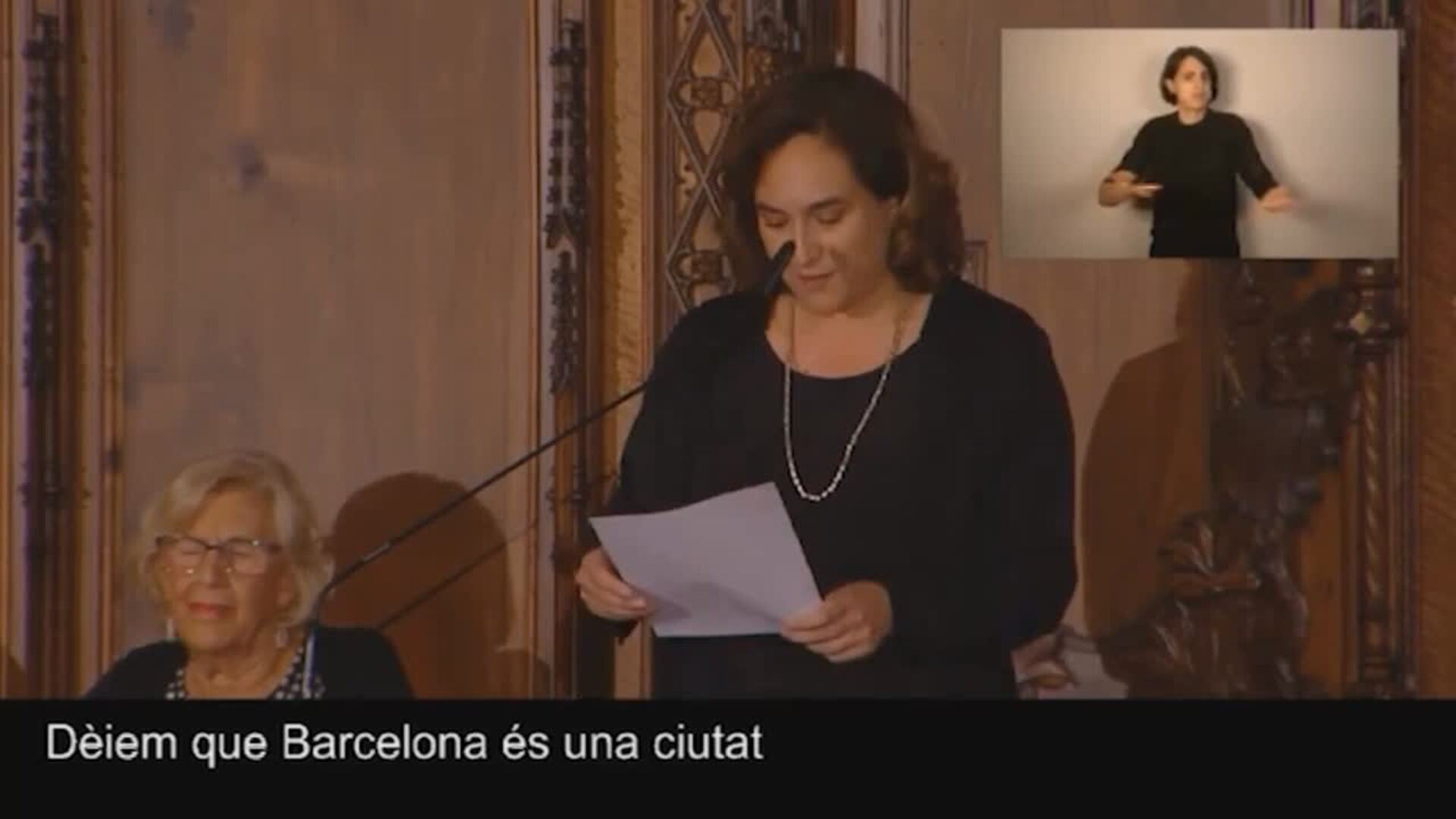 Colau recuerda a los presos y a Open Arms en el pregón de Carmena