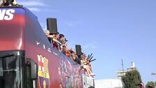 El primer equipo del Barcelona recorre las calles para celebrar el título de Liga