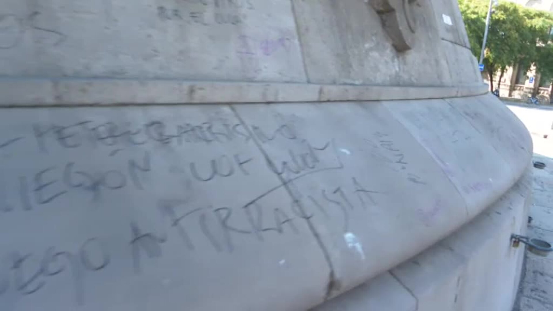 Los bomberos sofocan un incendio provocado en la estatua de Colón en Barcelona