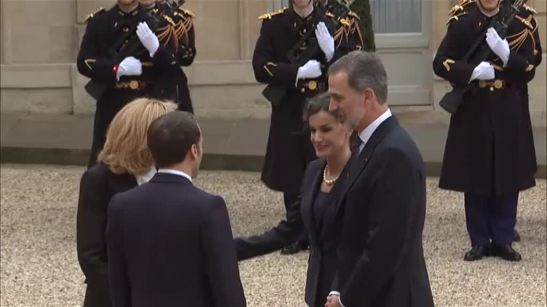 Besos al aire en la recepción de Macron y su esposa a los reyes