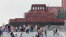 Largas filas en Moscú para visitar el mausoleo de Lenin antes de su cierre por reformas