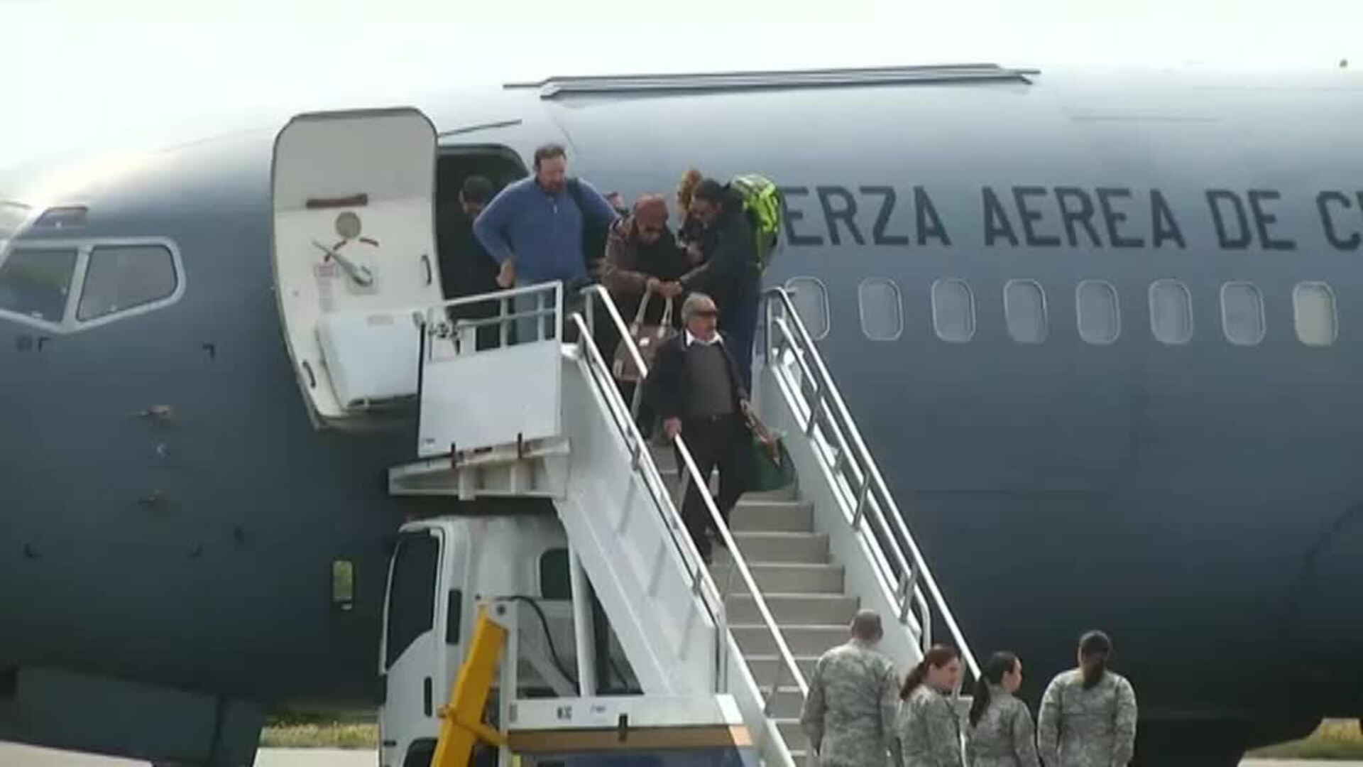 Encuentran restos que podrían pertenecer al avión desaparecido en Chile