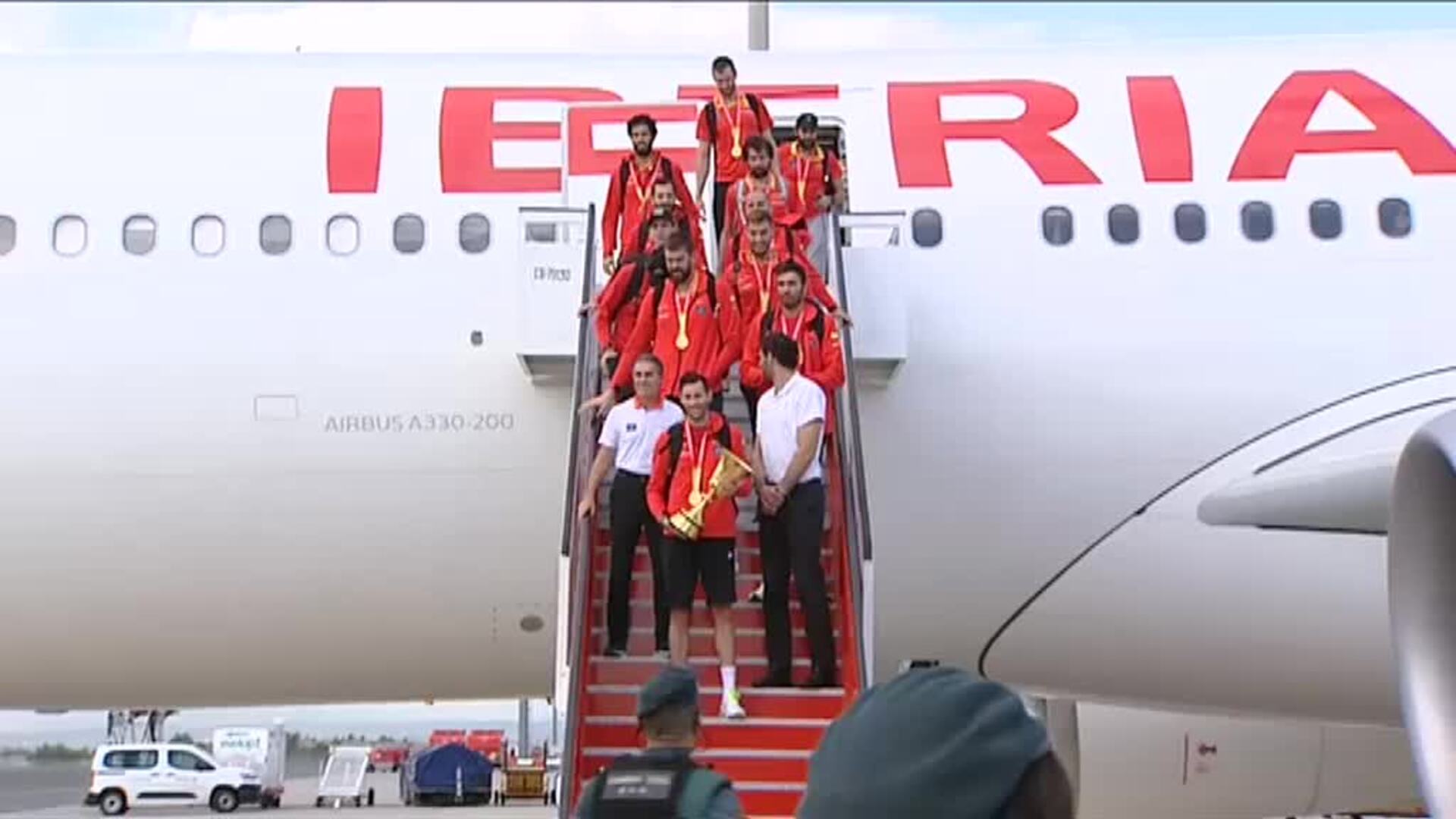 La selección española ya ha aterrizado en Madrid con el título mundial