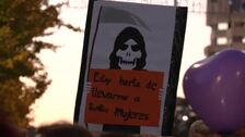 Gritos y pancartas pidiendo la dimisión de Montero en una marcha feminista con ministras del PSOE