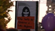 Gritos y pancartas pidiendo la dimisión de Montero en una marcha feminista con ministras del PSOE