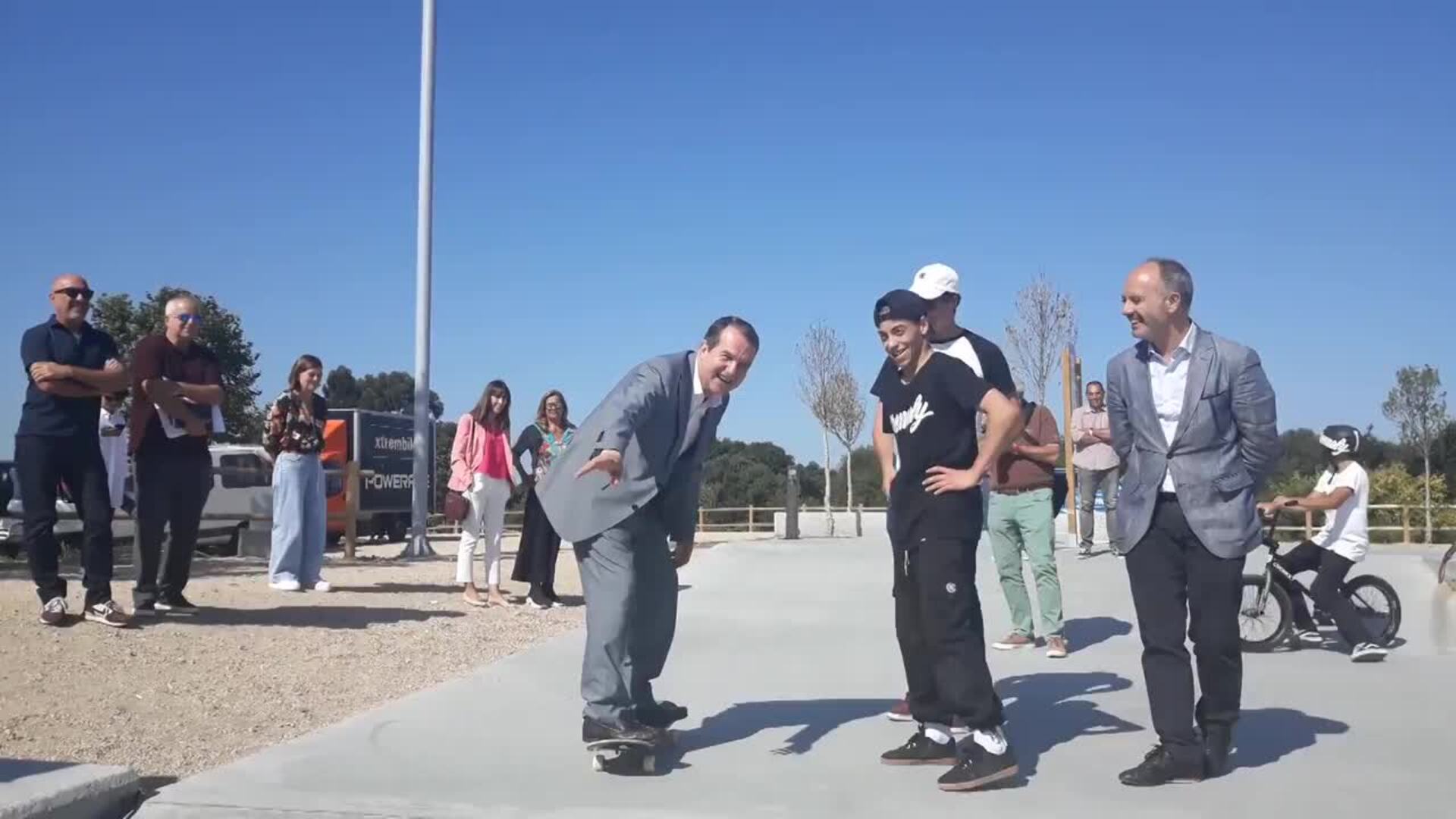 El alcalde de Vigo prueba una tabla de skate antes de la presentación de O Marisquiño