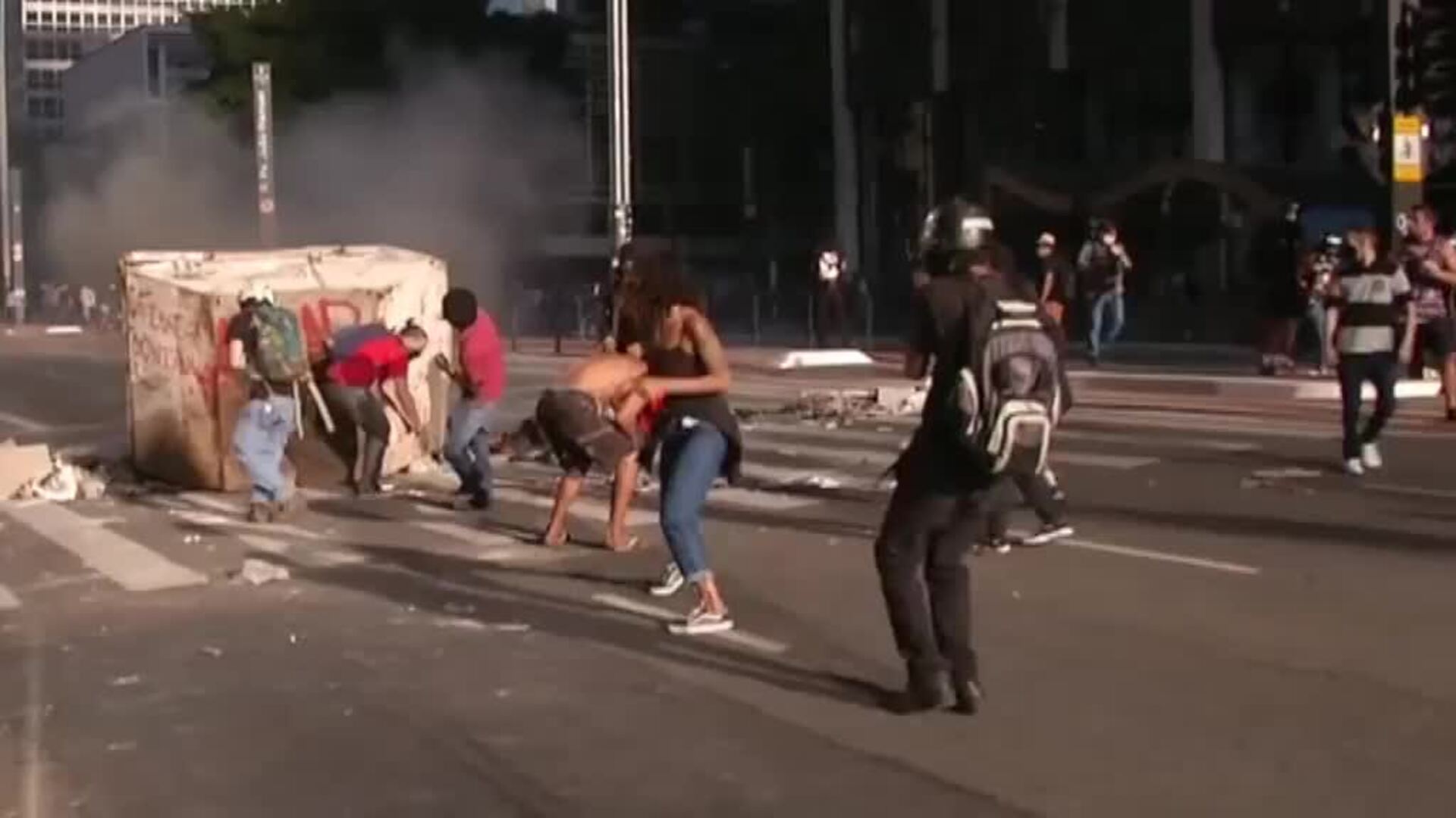 Bolsonaro se pasea a caballo entre miles de personas sin mascarilla ni respetando la distancia social