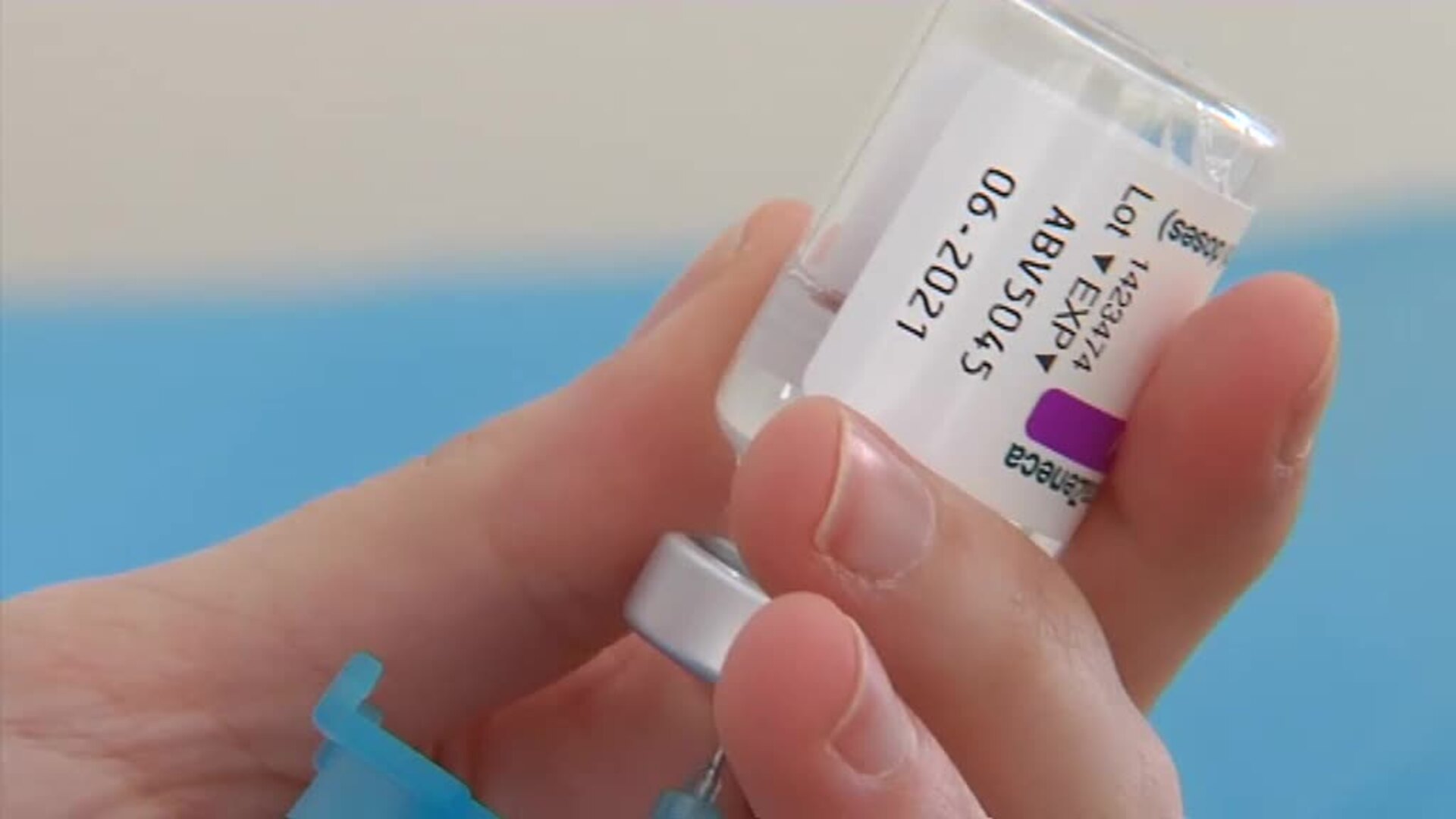 El posible riesgo de trombosis con AstraZeneca es 100 veces menor que el del paracetamol y 10.000 por debajo de la heparina