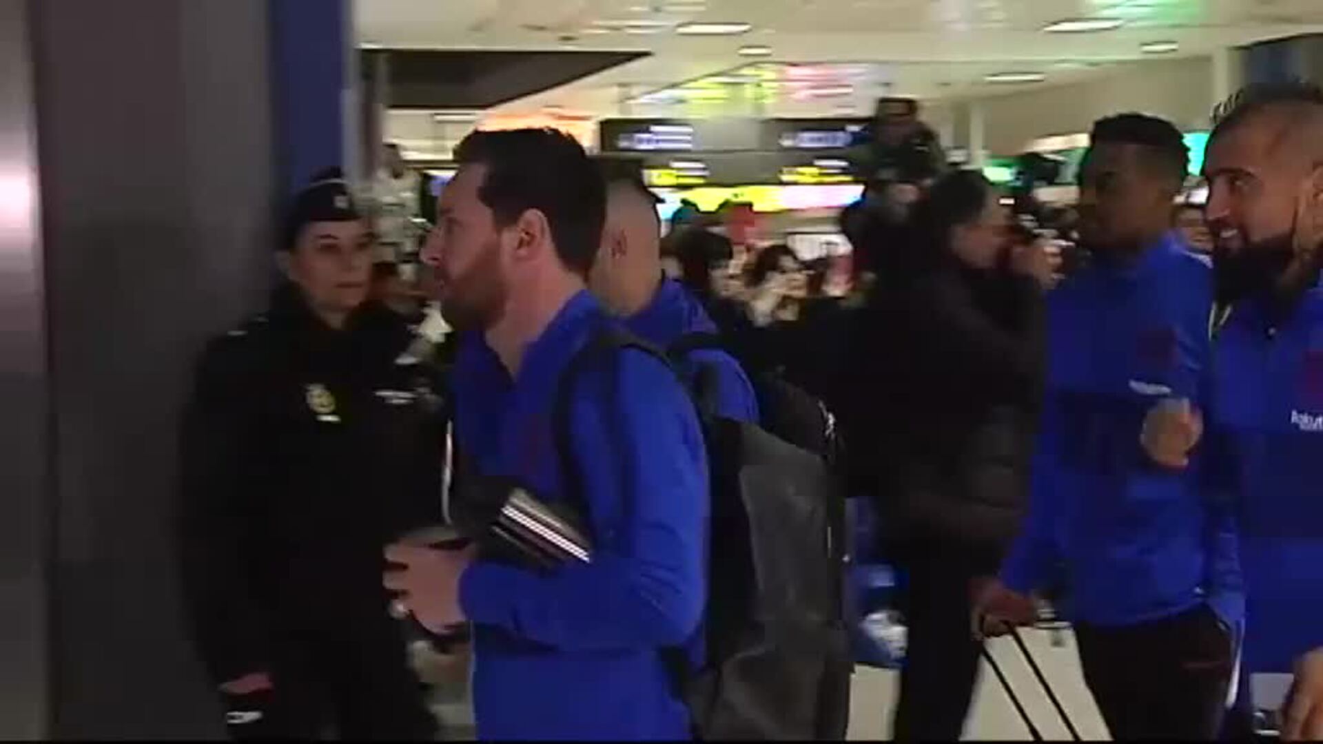 Decenas de aficionados reciben al Barça en el aeropuerto de Valencia