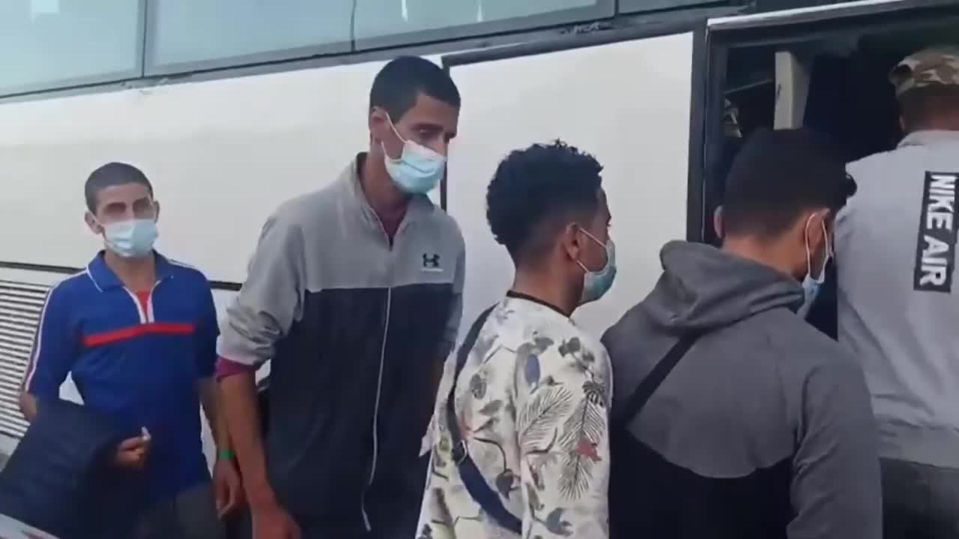 Traslado de los 200 migrantes del Muelle de Arguineguín al CATE de Barranco Seco