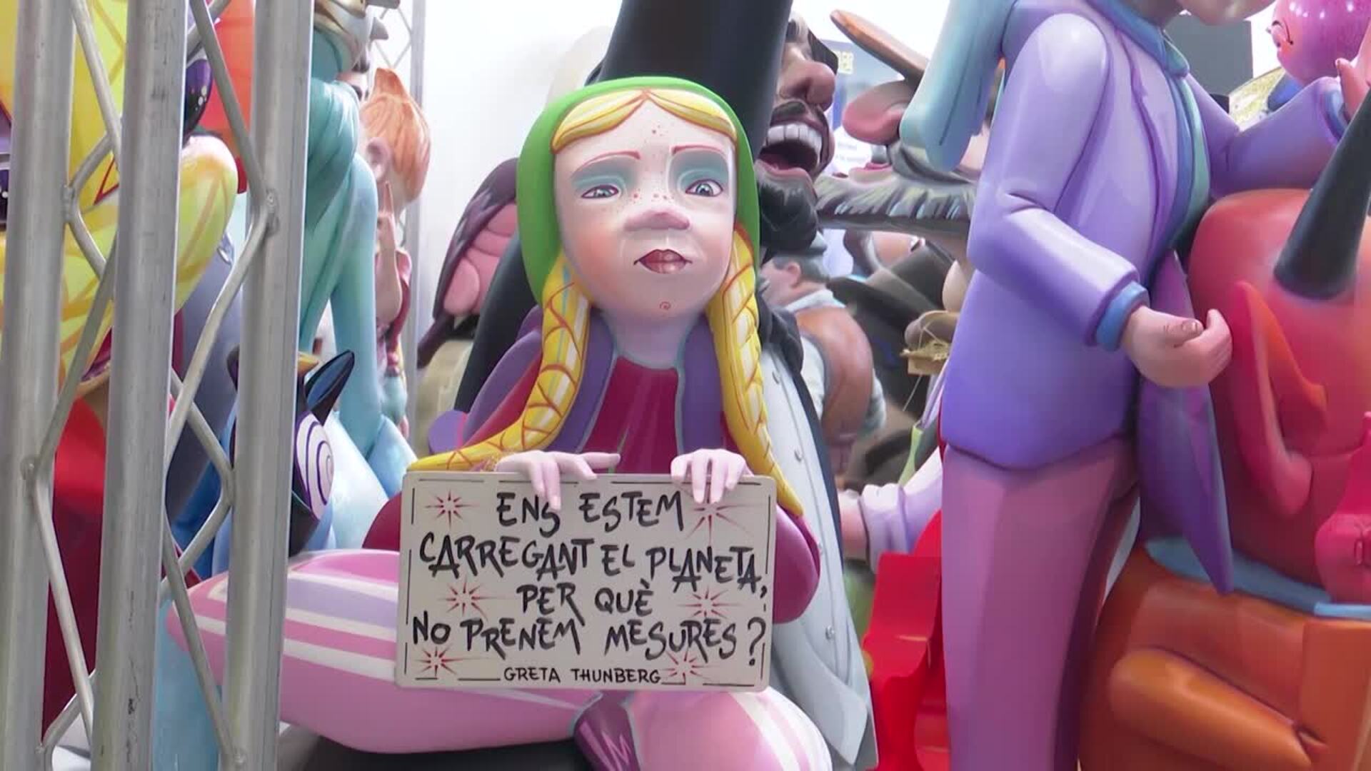 El mundo fallero comparte sus obras en L&#039;Exposició del Ninot