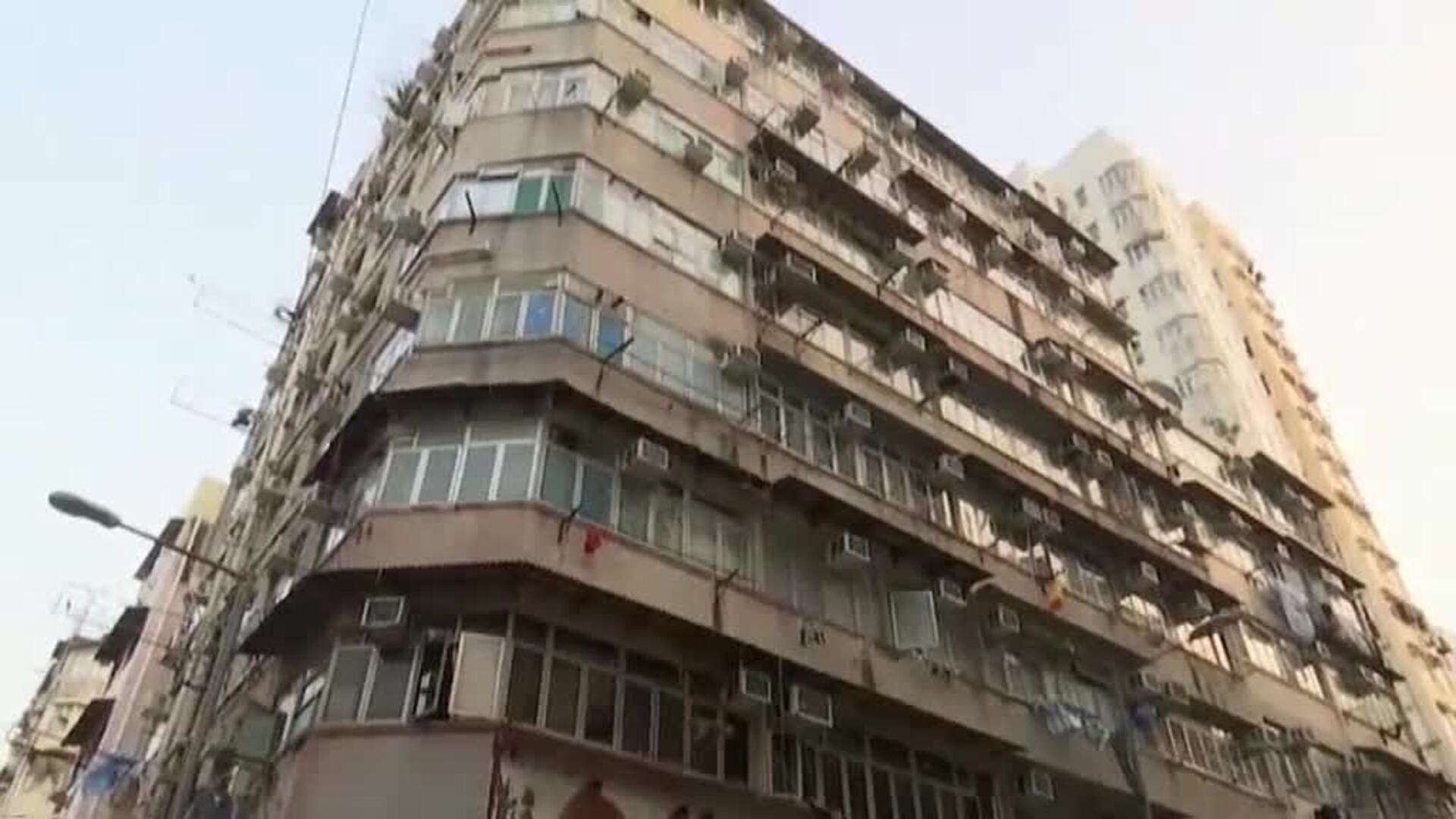 Cierran una parte de Hong Kong con decena de miles de personas para evitar más contagios de covid