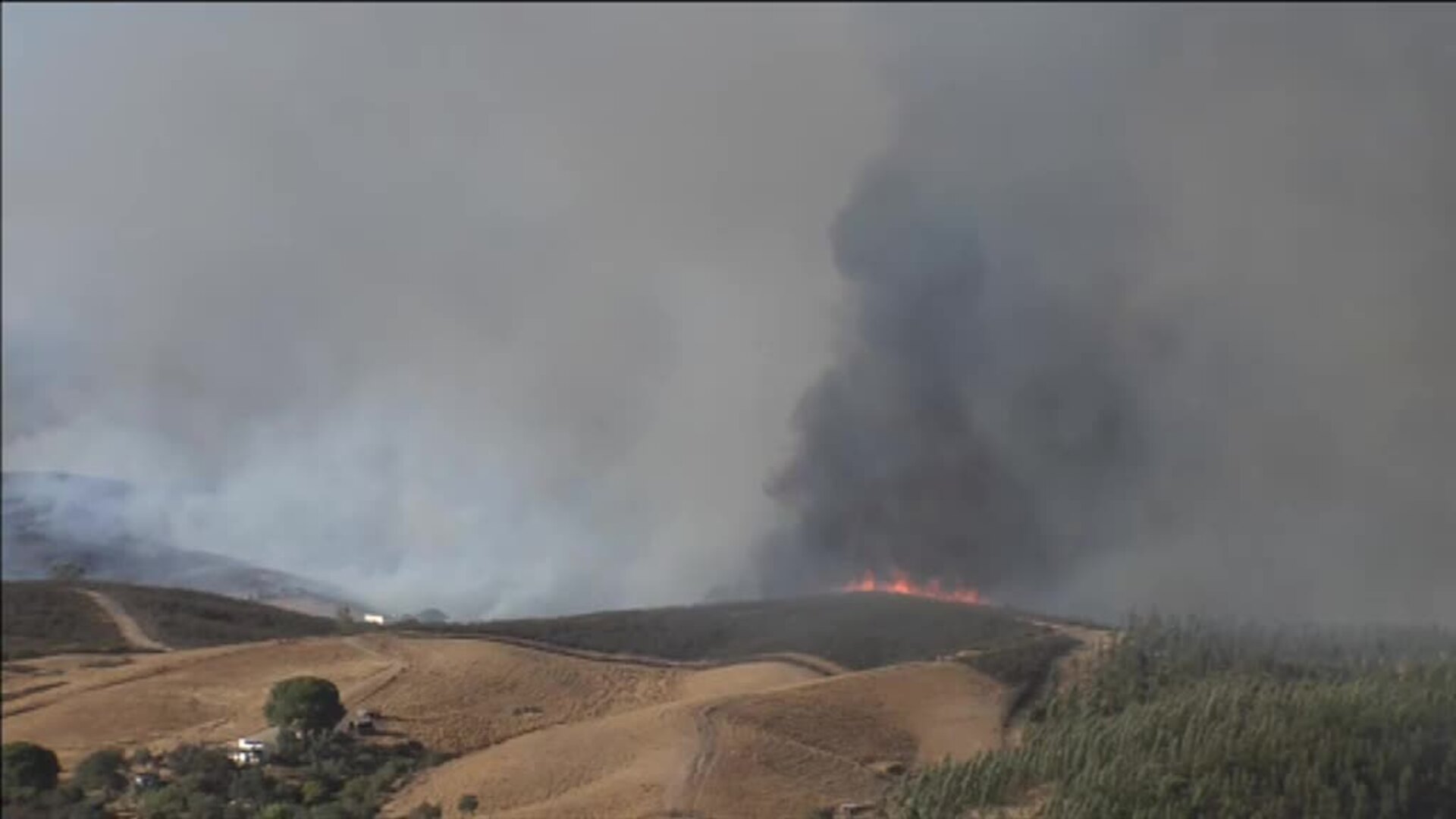 El peor incendio del verano suma 3.200 desalojados y 10.000 hectáreasde de perímetro