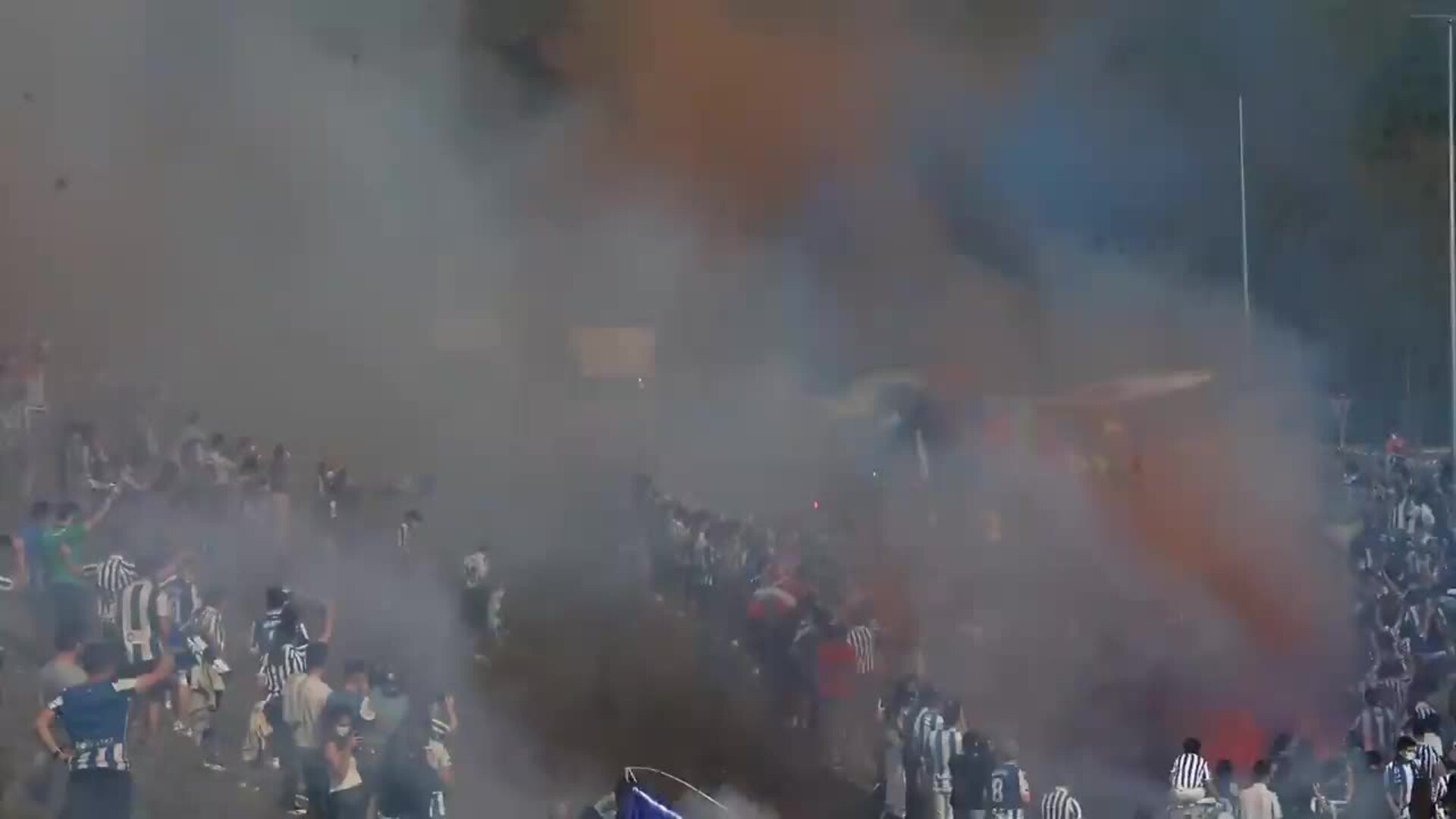 Aficionados despiden a la Real Sociedad sin respetar las distancias