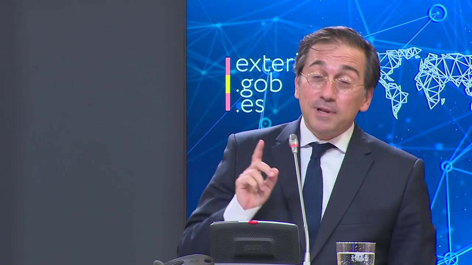 Albares asegura que ya hay muchos países trabajando para sacar a más afganos