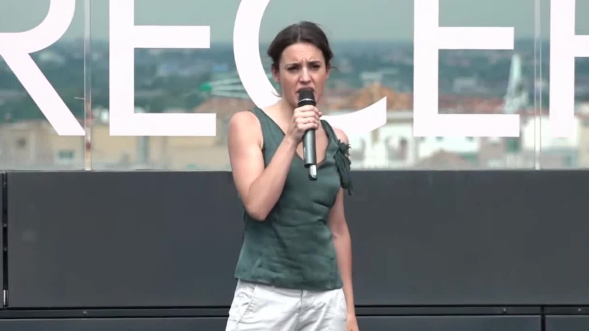 Montero lamenta no haber llegado a tiempo a las niñas de Tenerife