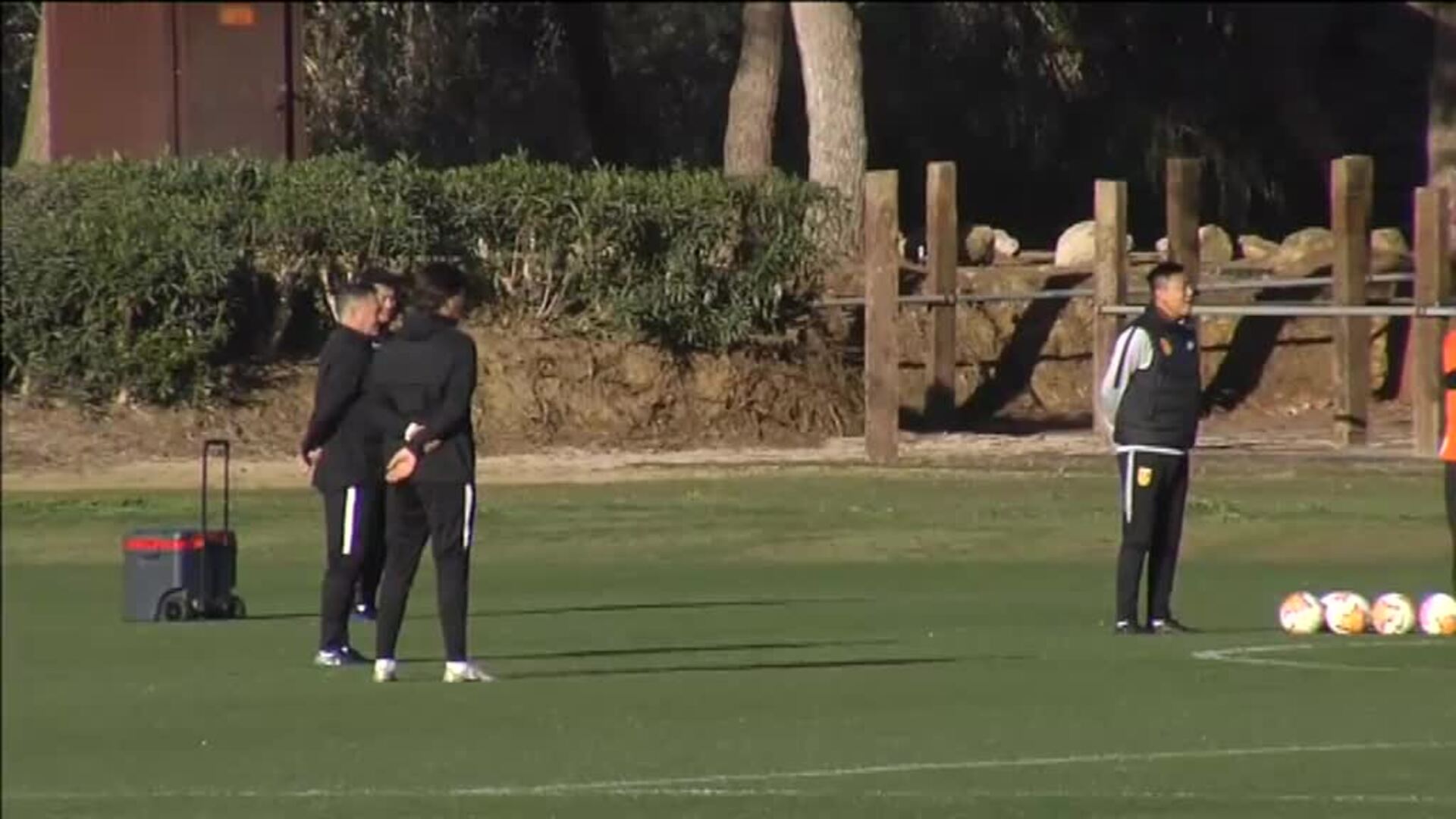 El Wuhan entrena en Cádiz ajeno al revuelo mediático