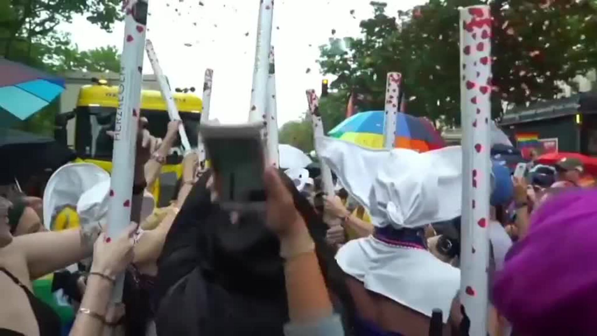 París se llena de besos en defensa de la libertad sexual y el respeto a la diversidad