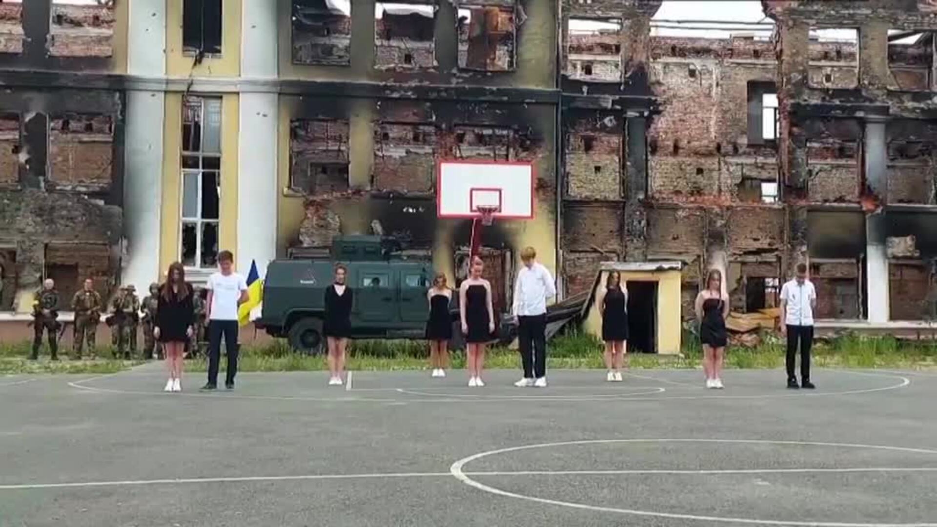 Celebran su graduación en medio de los escombros