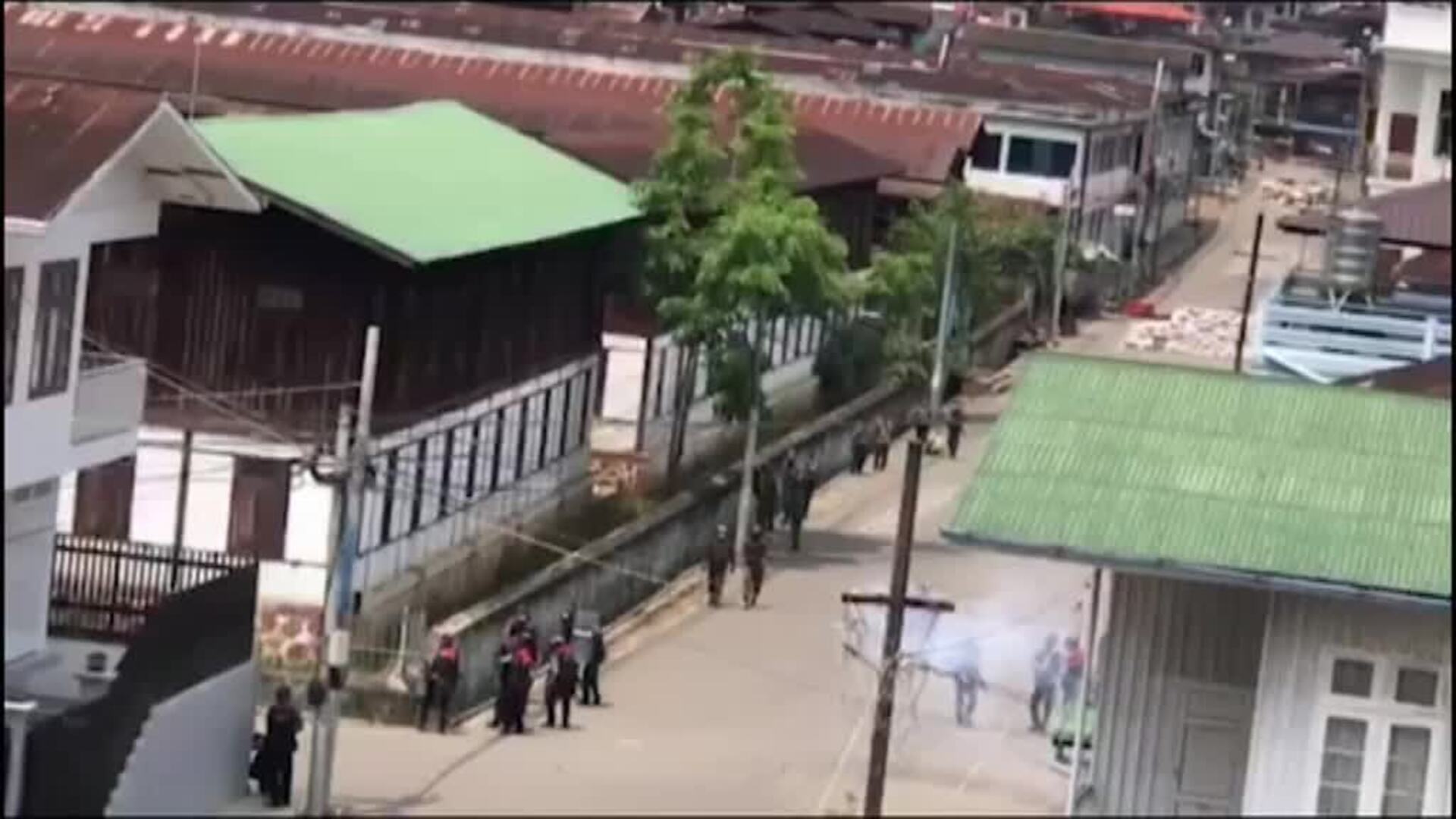 Militares disparan en Myanmar contra un grupo de manifestantes en plena calle