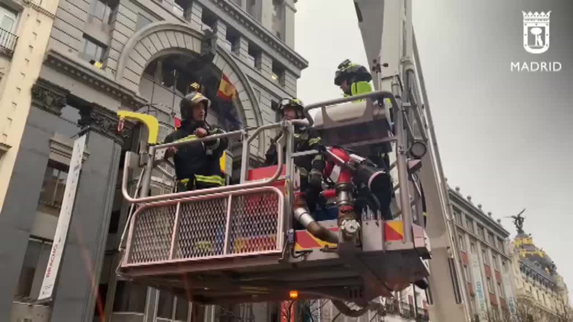 Herida muy grave una mujer al caerle los cascotes de una cornisa en el centro de Madrid