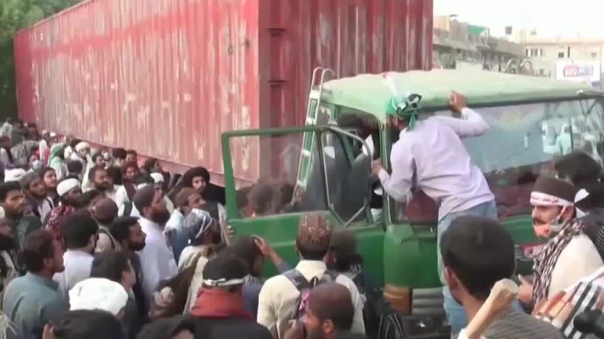 Fallecen tres policías atropellados en las protestas de un grupo islamista en Lahore (Pakistán)