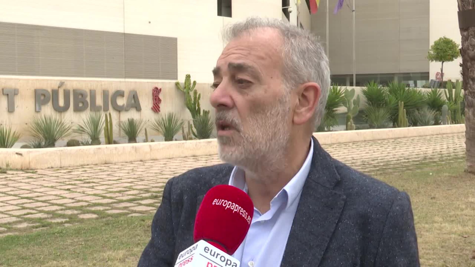 Peiró aboga por esperar &quot;dos o tres semanas&quot; antes de quitar la mascarilla en interiores