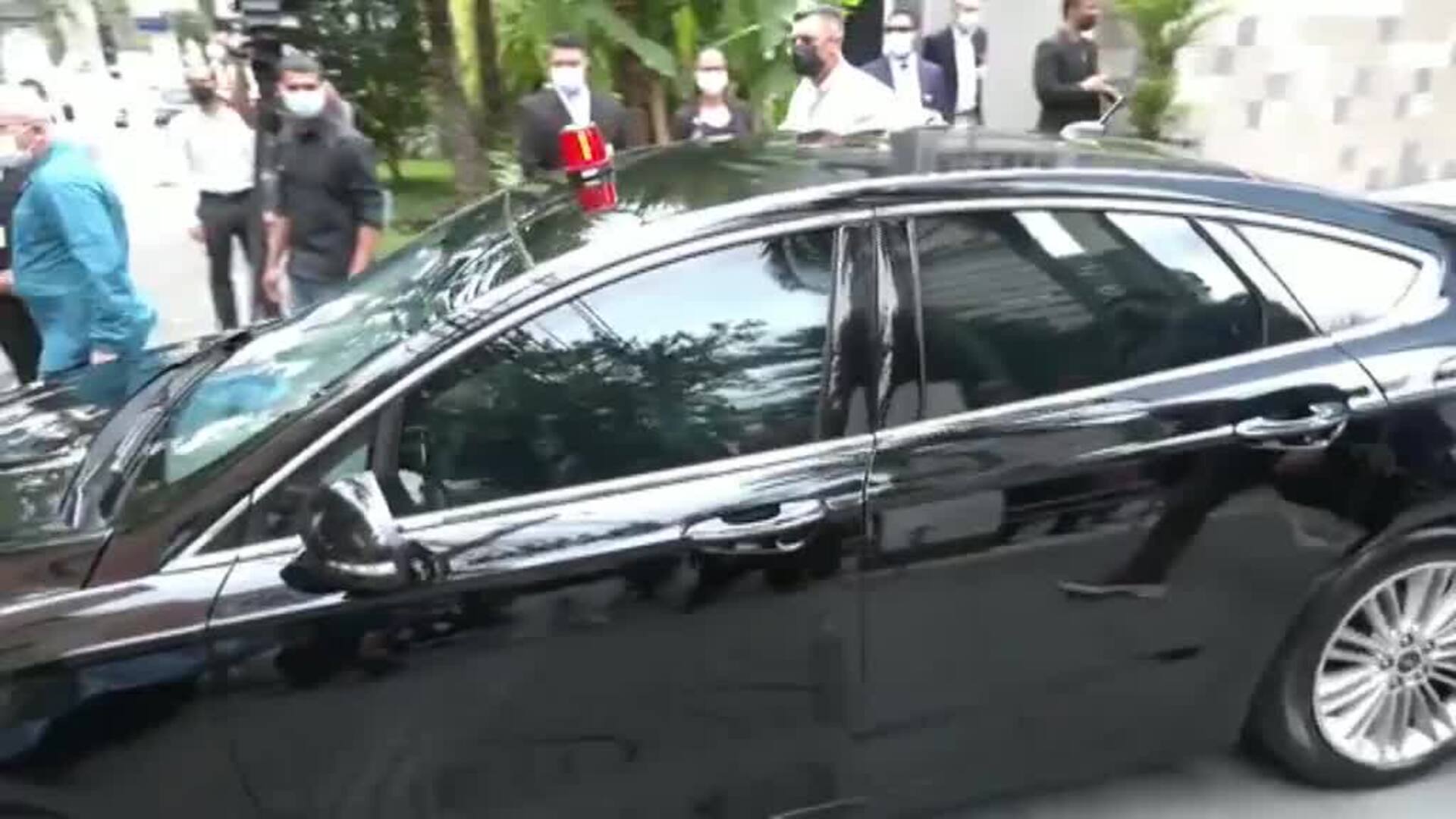 El presidente de Brasil Jair Bolsonaro recibe el alta hospitalaria