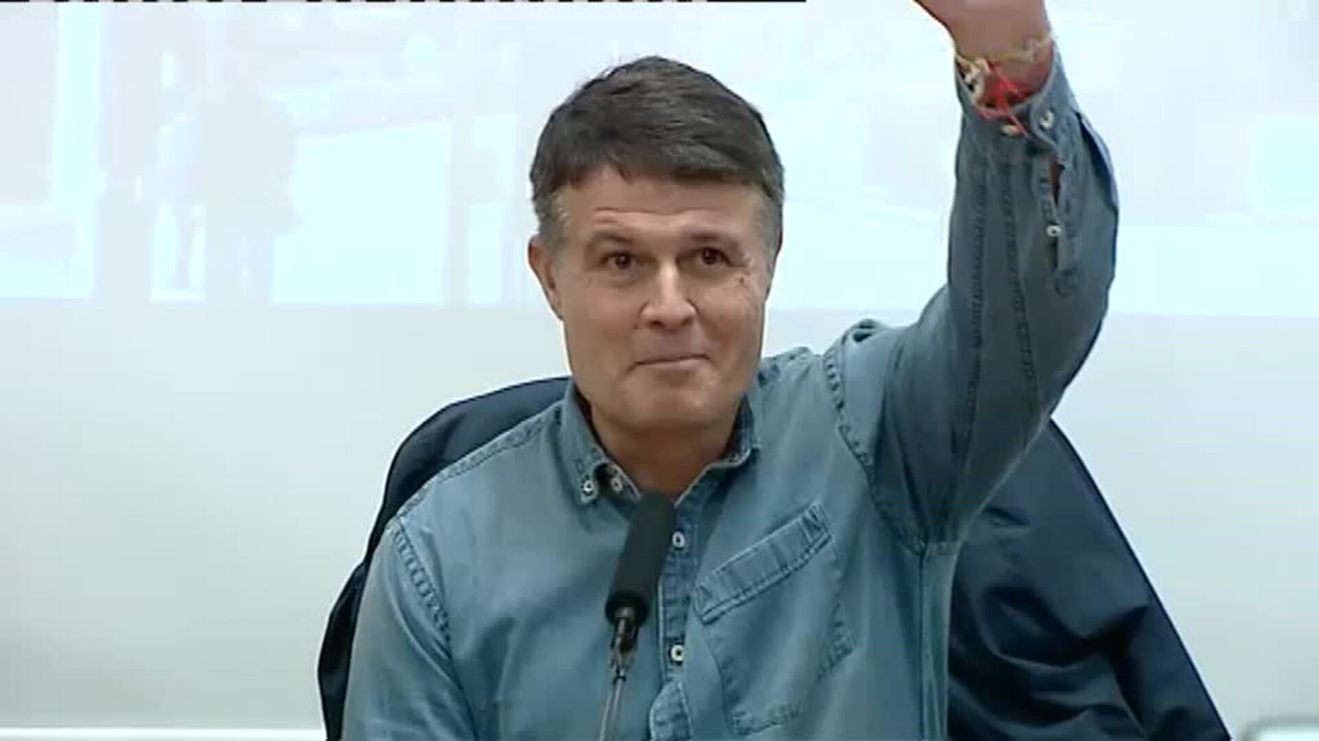 Besos y abrazos de las familias para recibir a los expatriados de Wuhan