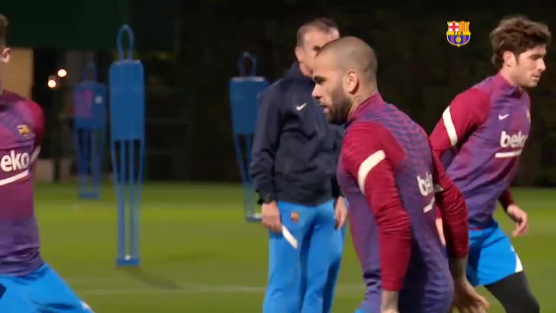 Xavi da la bienvenida a Dani Alves