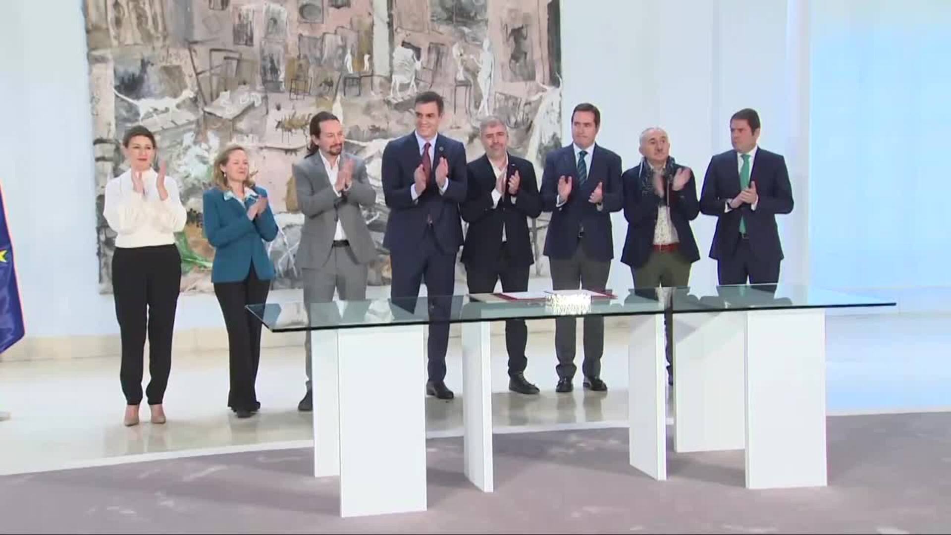 Sánchez formaliza el acuerdo de subida del SMI para 2020