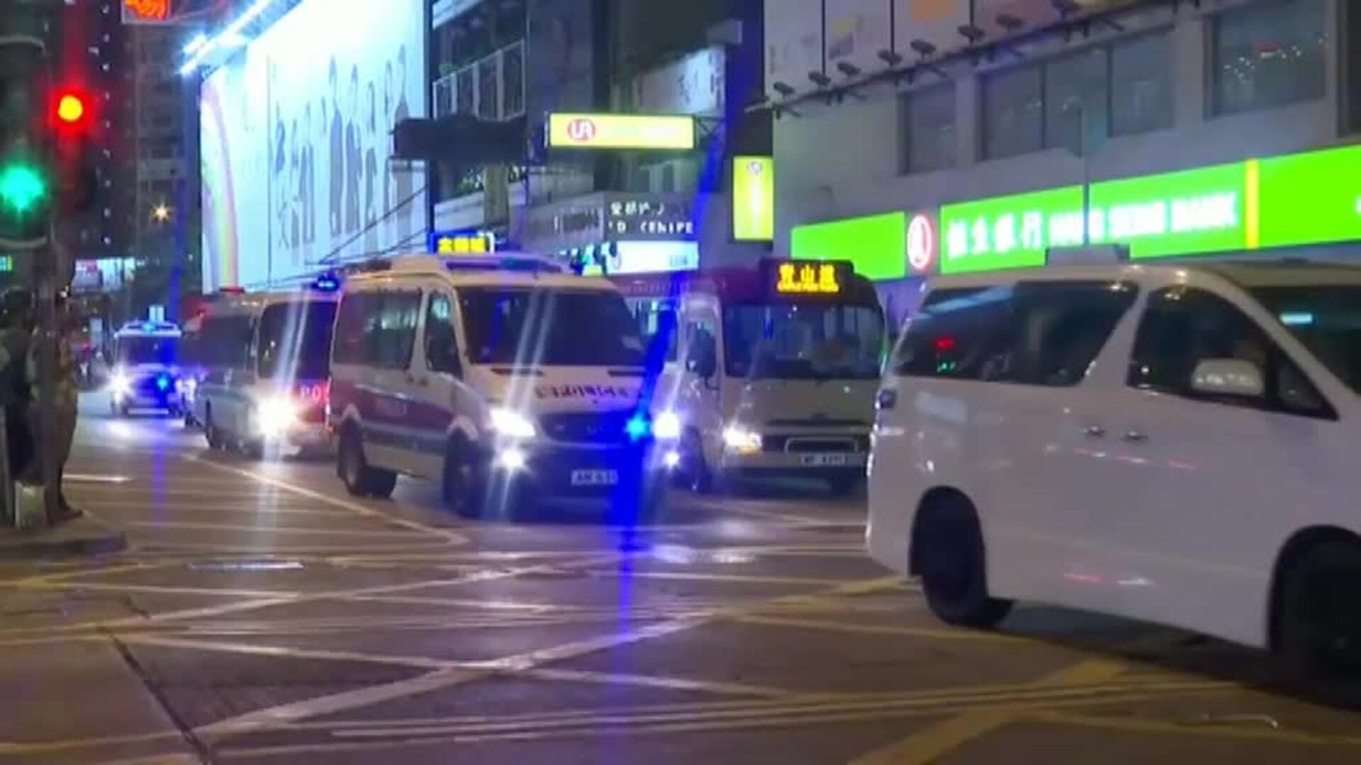 La policía toma las calles de Hong Kong en plenas protestas pacíficas
