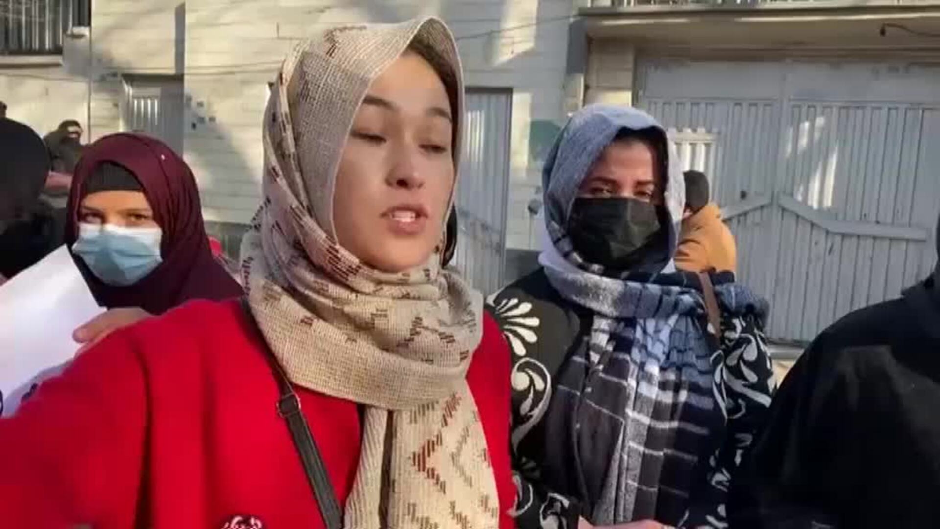 Decenas de mujeres protestan por sus derechos en Afganistán