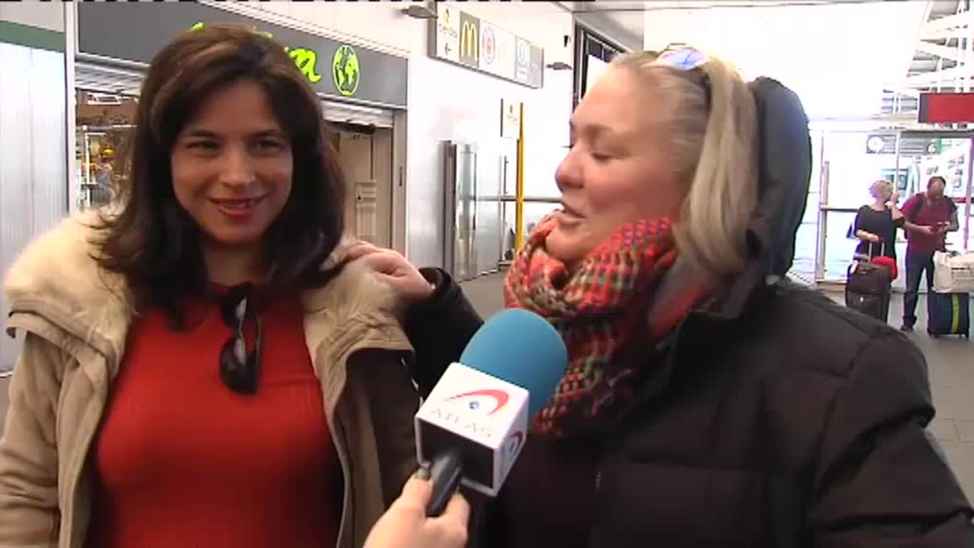 Las sensaciones en aeropuertos y estaciones con la llegada de familiares