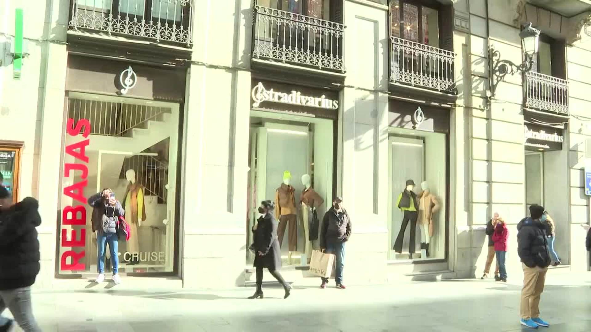 Ciudadanos aprovechan las rebajas para comprar en comercios de Madrid