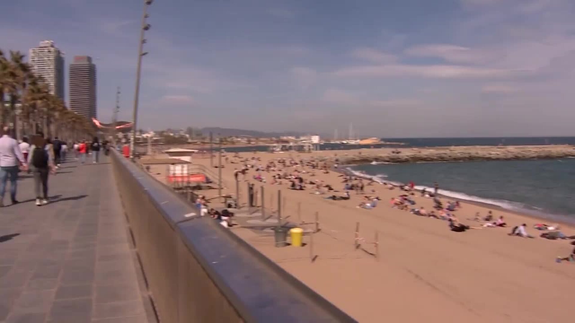 Barcelona prohibirá fumar en todas sus playas a partir de julio