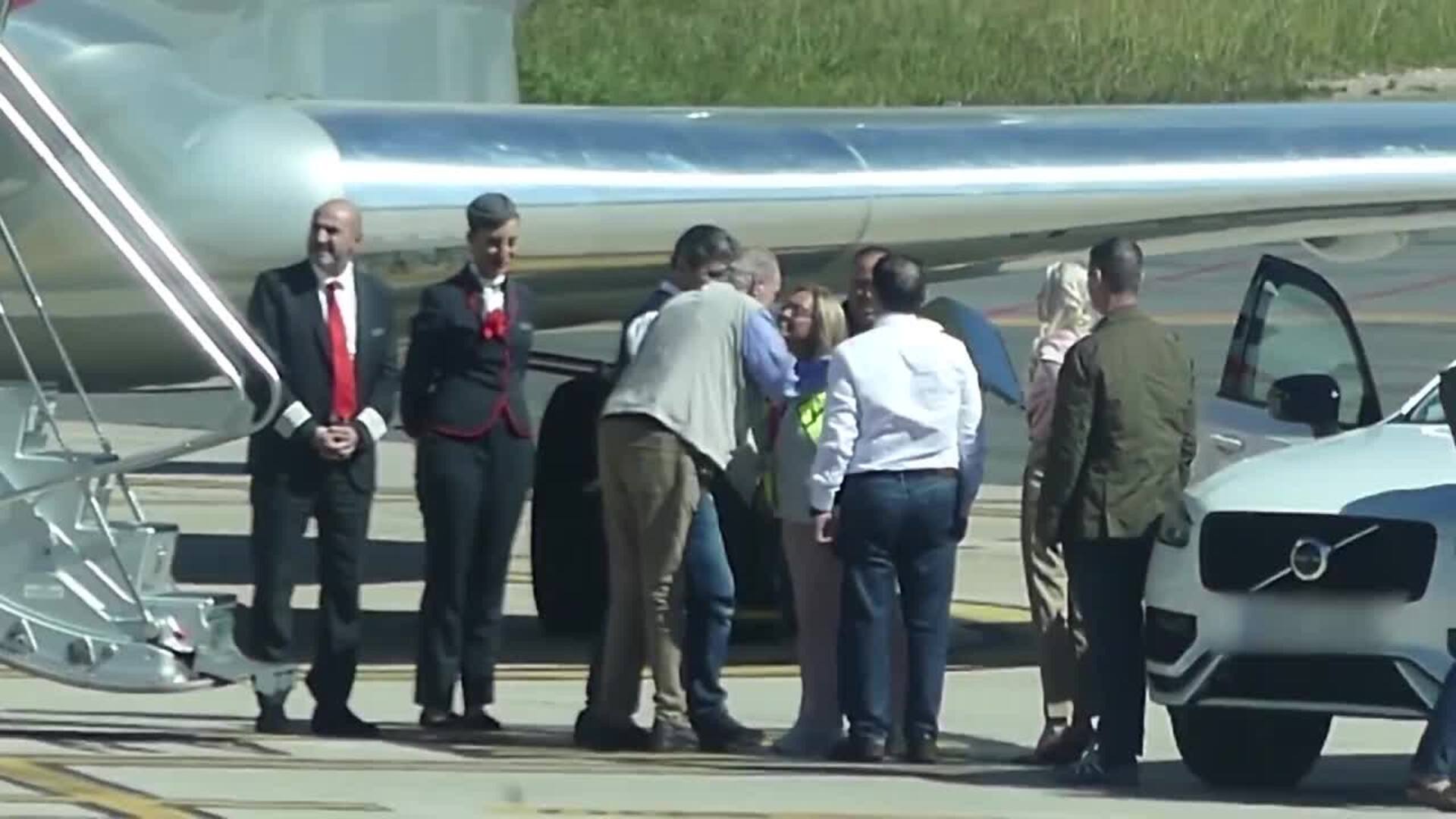 Don Juan Carlos, en el coche del empresario Pedro Campos, a su llegada a Vigo este lunes