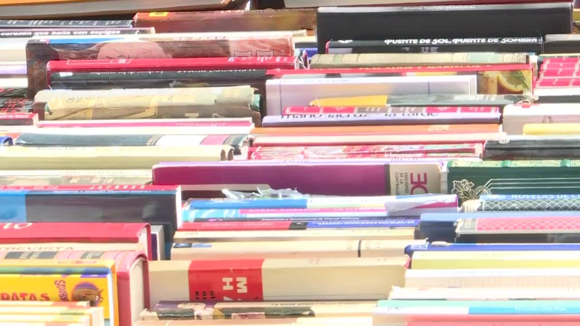 Libreros resaltan el buen ambiente en la Cuesta de Moyano por el Día del Libro